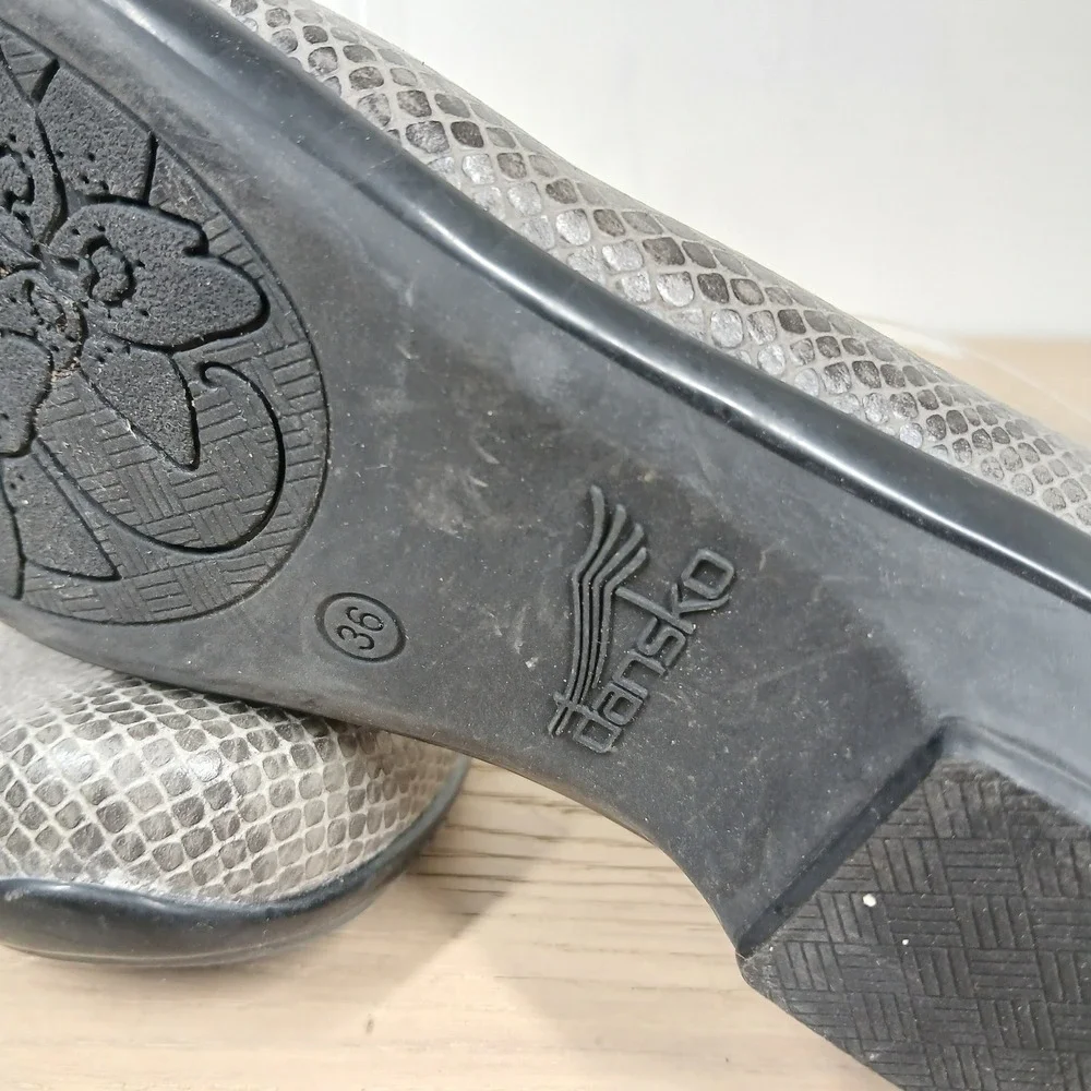 Dansko Loafers Womens 36 Grey Leather Snakeskin Embossed Low Wedge Slip On Shoes